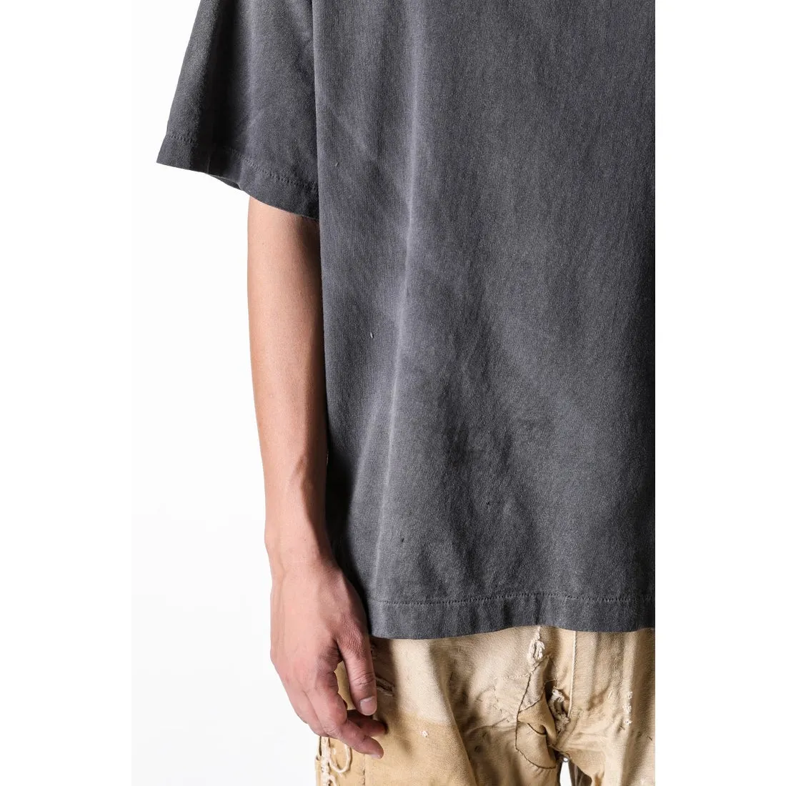 SAINT Mxxxxxx SEVEN DEADLY SS TEE/BLK Phantom SAINT Seven Deadly Sins Printed TEE Washed Black S-XL Look for cylindrical fabrics with no side seams. Don’t buy open width fabrics anymore. It’s boring. Assute garments are dyed. The whole piece is sprayed with Ma Liu. Then spray the heavy parts to fade. The collar and cuffs are frayed. Many hangings are frayed. Accessories are complete. Customized original consistent main mark/wash mark/little angel anti-counterfeiting mark.